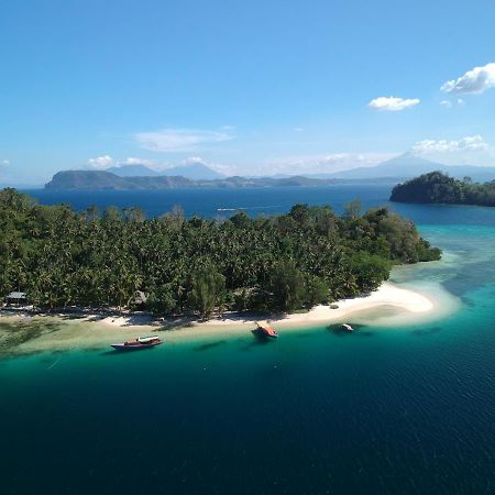 Blue Bay Divers Likupang Bangka Bagian luar foto