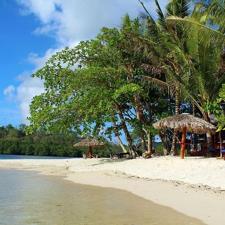 Blue Bay Divers Likupang Bangka Bagian luar foto