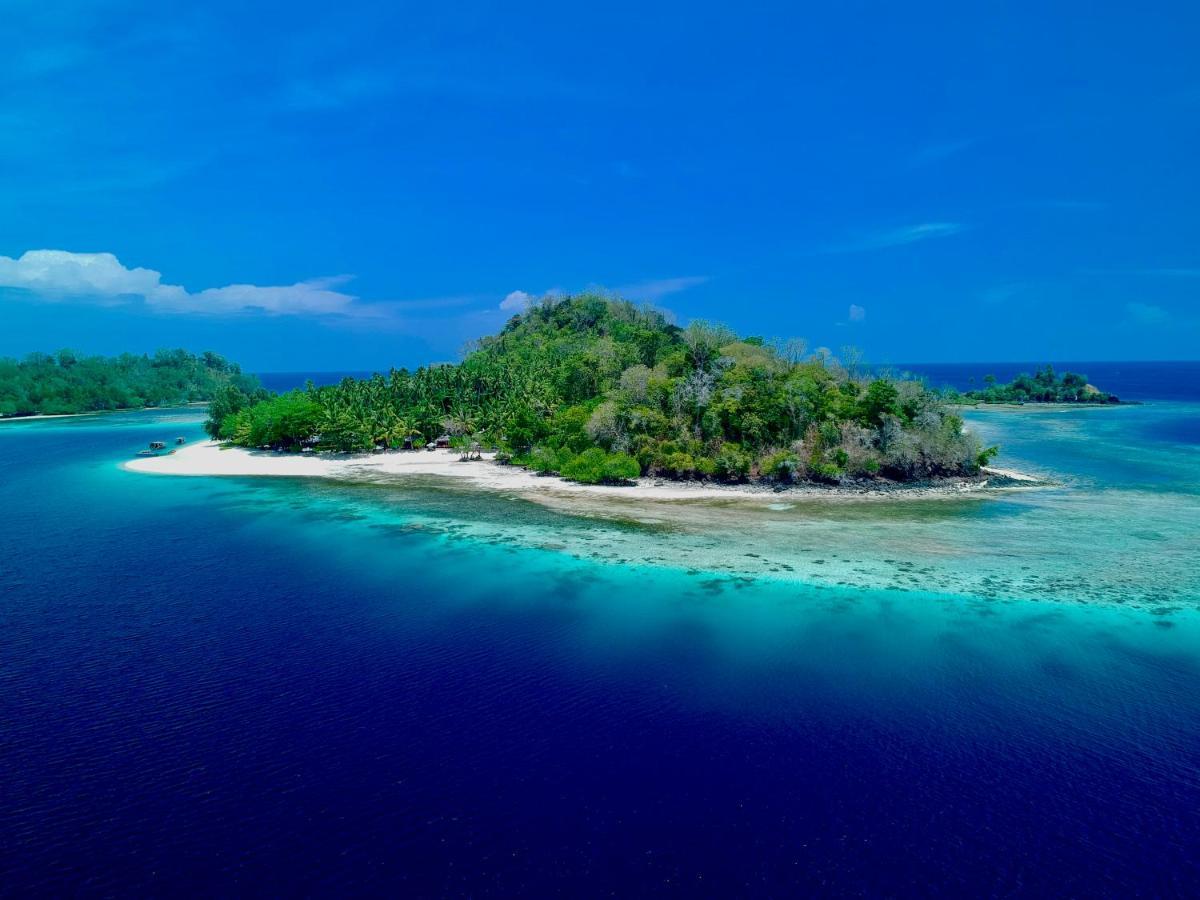 Blue Bay Divers Likupang Bangka Bagian luar foto