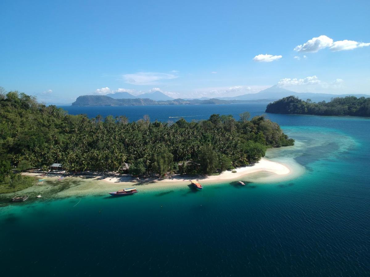 Blue Bay Divers Likupang Bangka Bagian luar foto