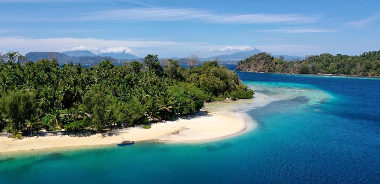 Blue Bay Divers Likupang Bangka Bagian luar foto
