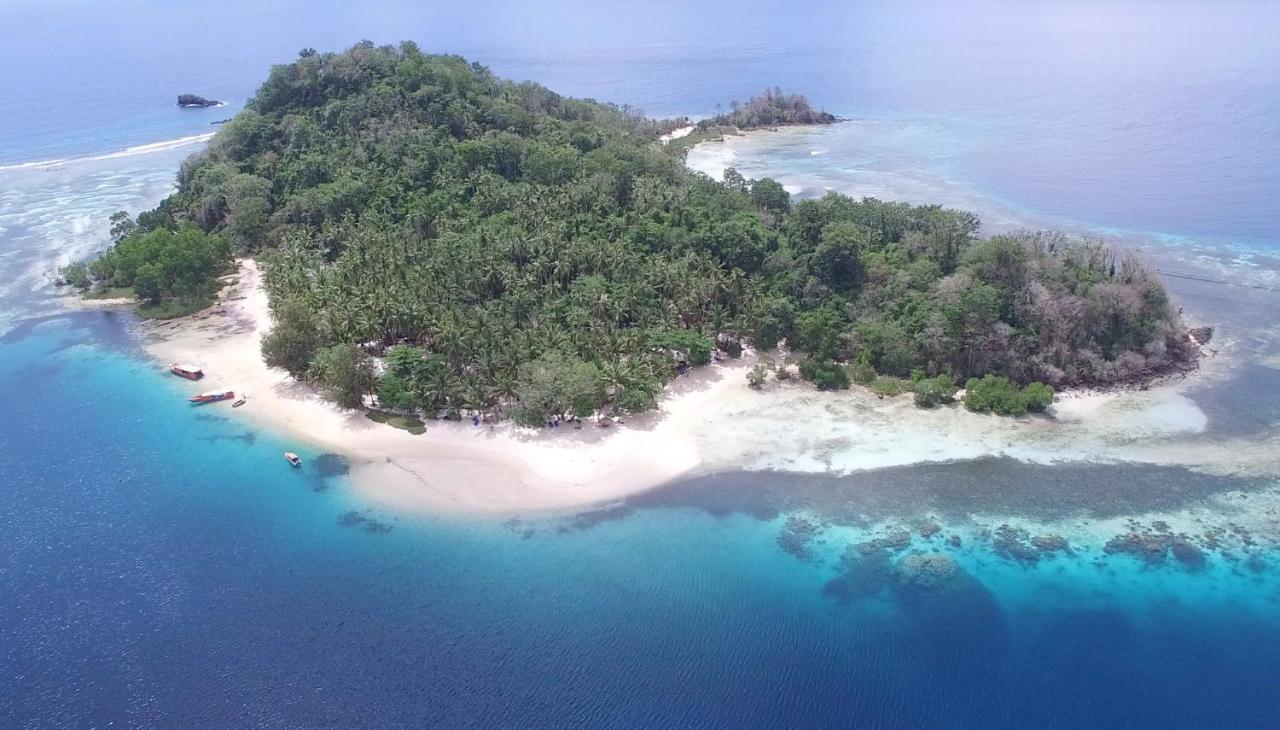 Blue Bay Divers Likupang Bangka Bagian luar foto