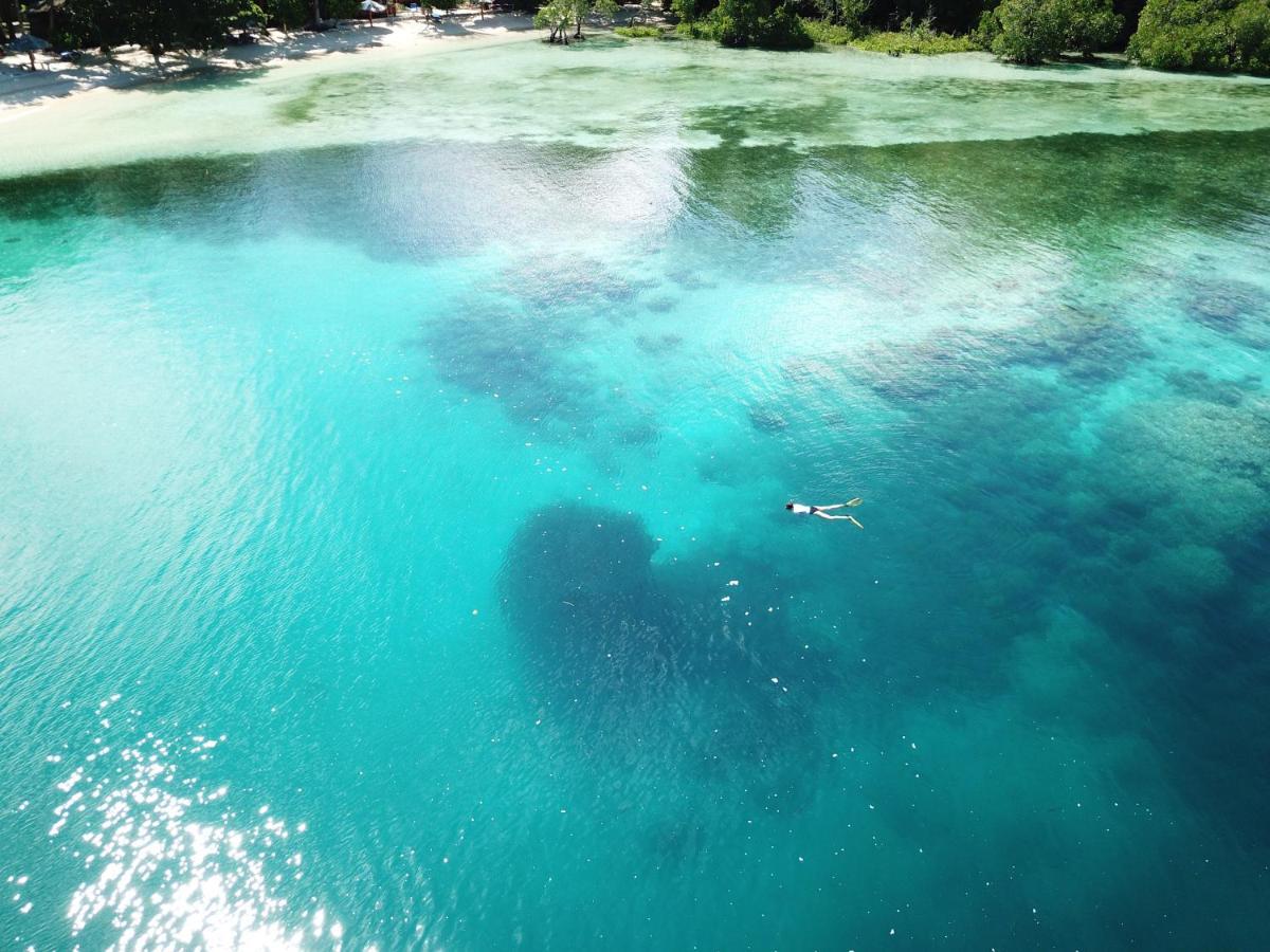 Blue Bay Divers Likupang Bangka Bagian luar foto