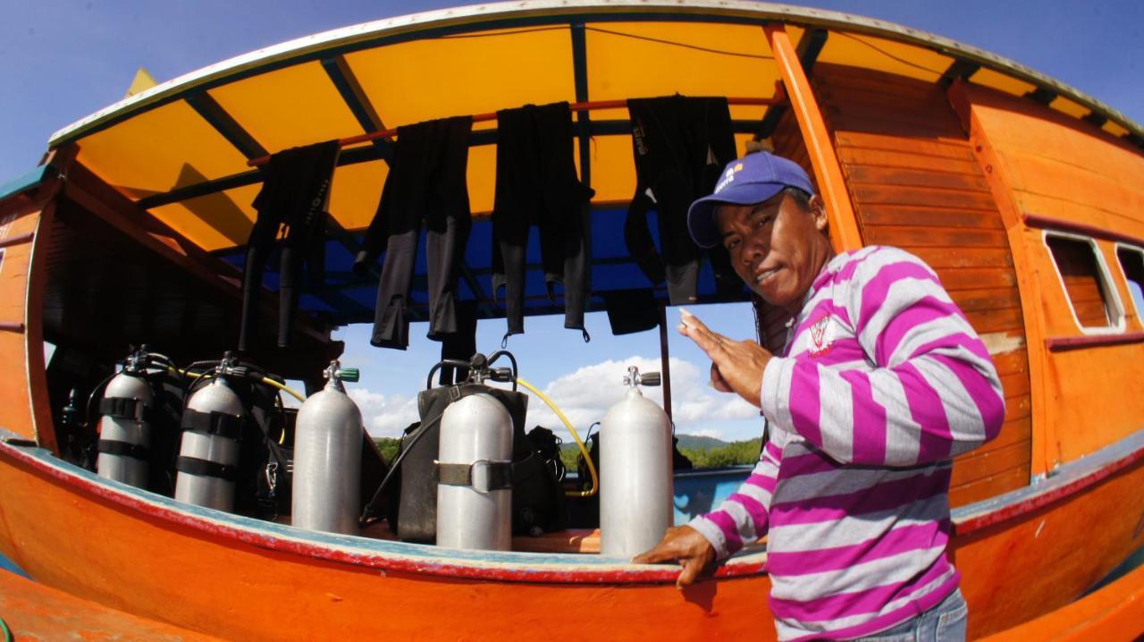 Blue Bay Divers Likupang Bangka Bagian luar foto