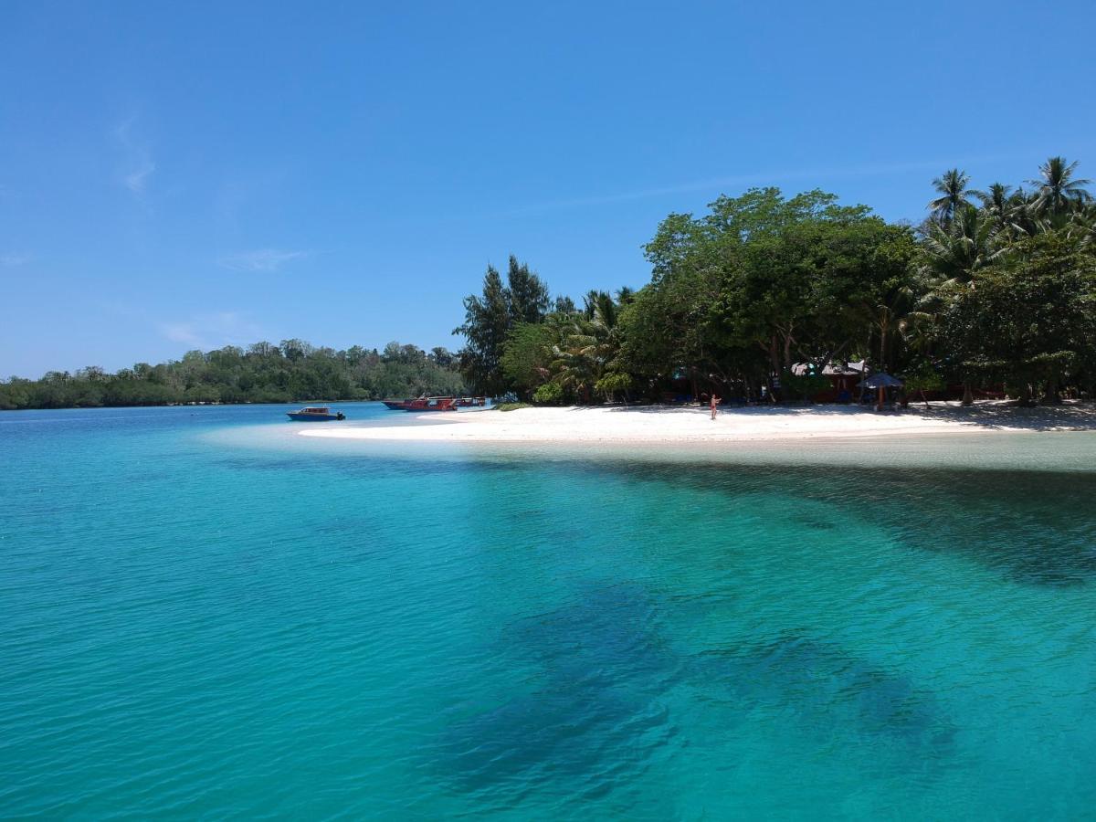 Blue Bay Divers Likupang Bangka Bagian luar foto