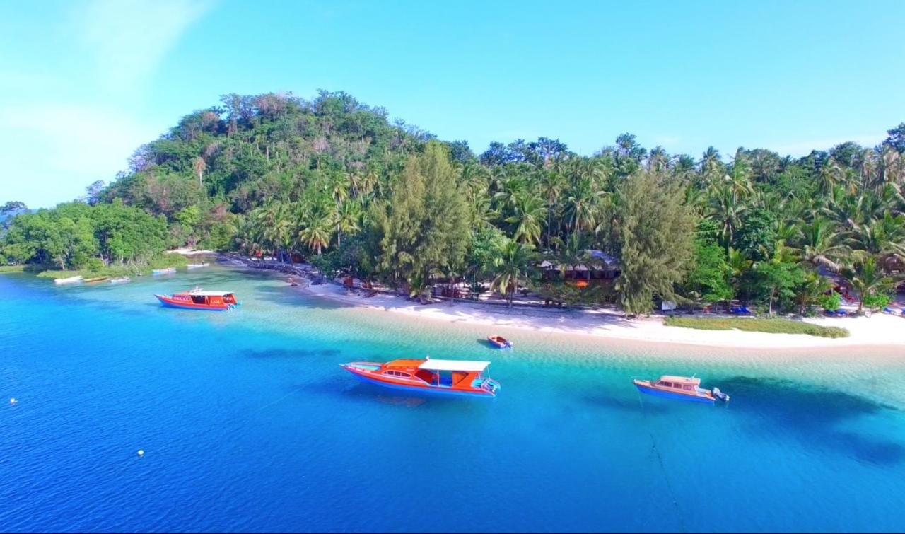 Blue Bay Divers Likupang Bangka Bagian luar foto