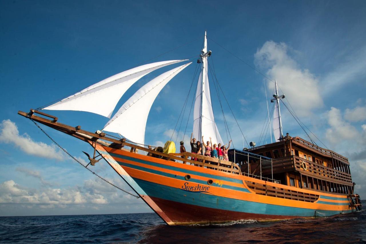 Blue Bay Divers Likupang Bangka Bagian luar foto
