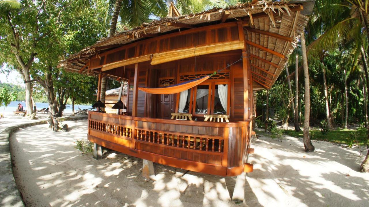 Blue Bay Divers Likupang Bangka Bagian luar foto