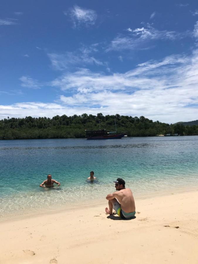 Blue Bay Divers Likupang Bangka Bagian luar foto