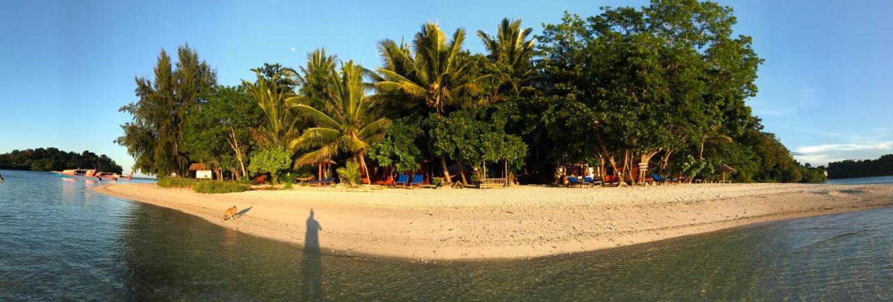 Blue Bay Divers Likupang Bangka Bagian luar foto