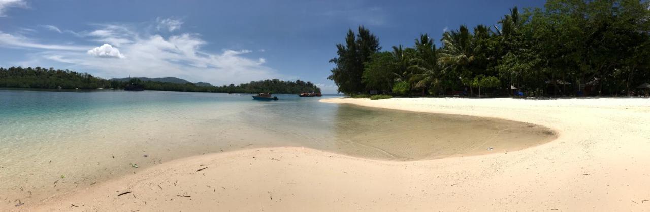 Blue Bay Divers Likupang Bangka Bagian luar foto