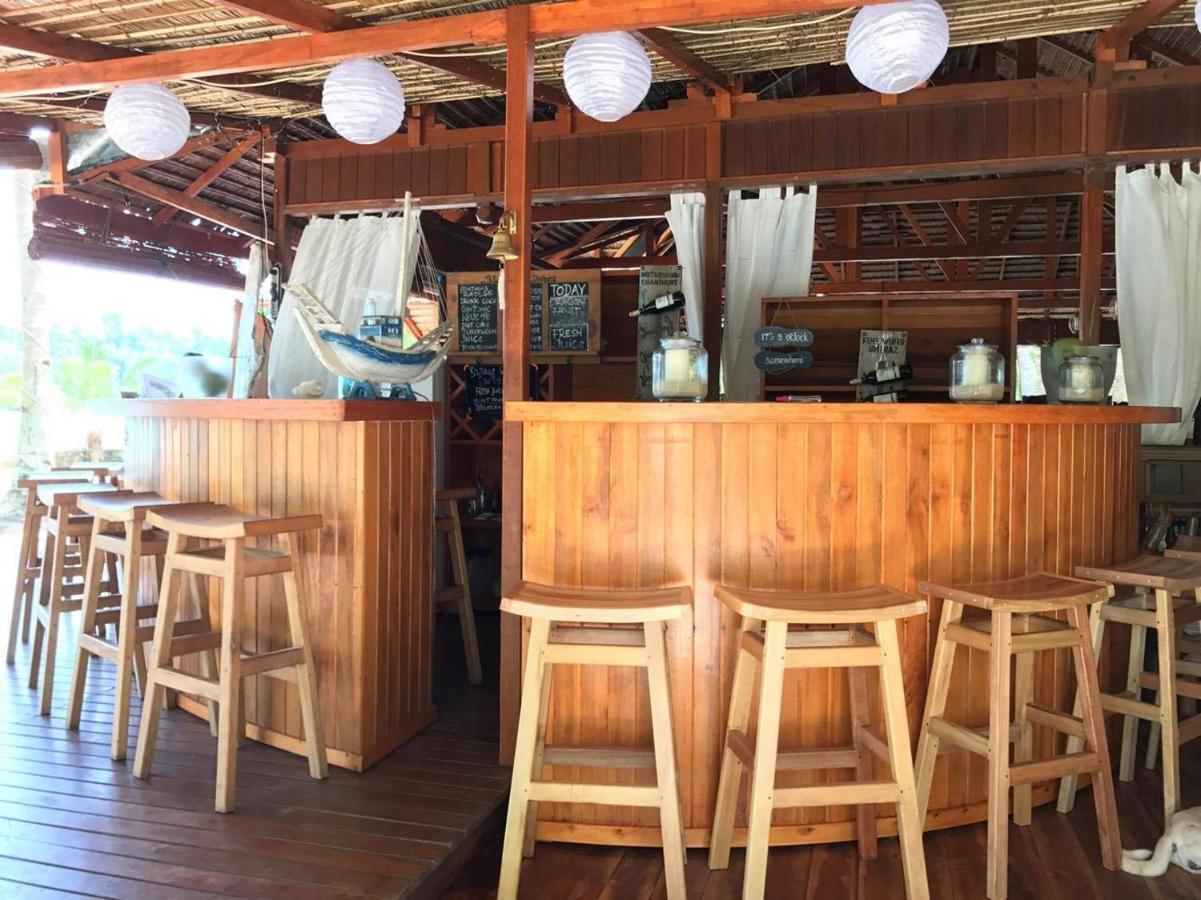Blue Bay Divers Likupang Bangka Bagian luar foto
