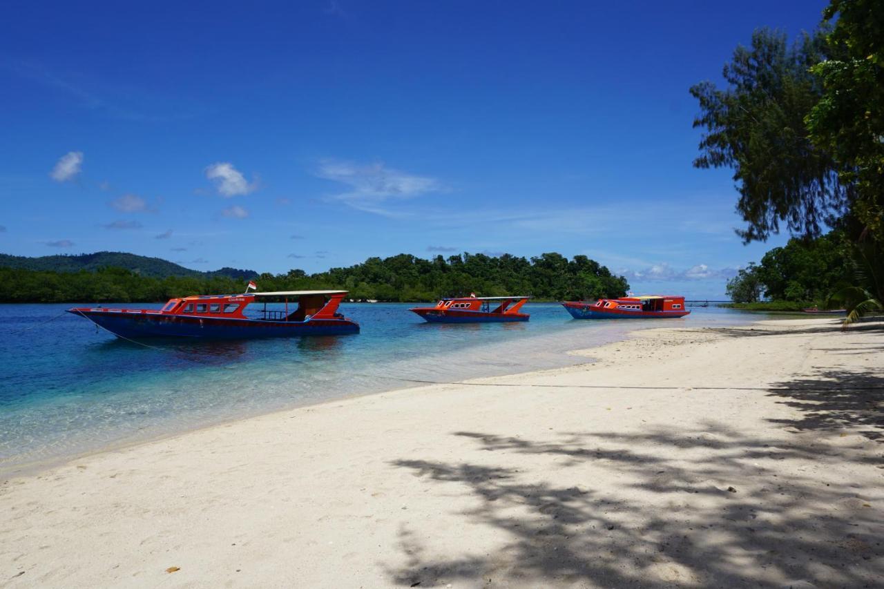 Blue Bay Divers Likupang Bangka Bagian luar foto