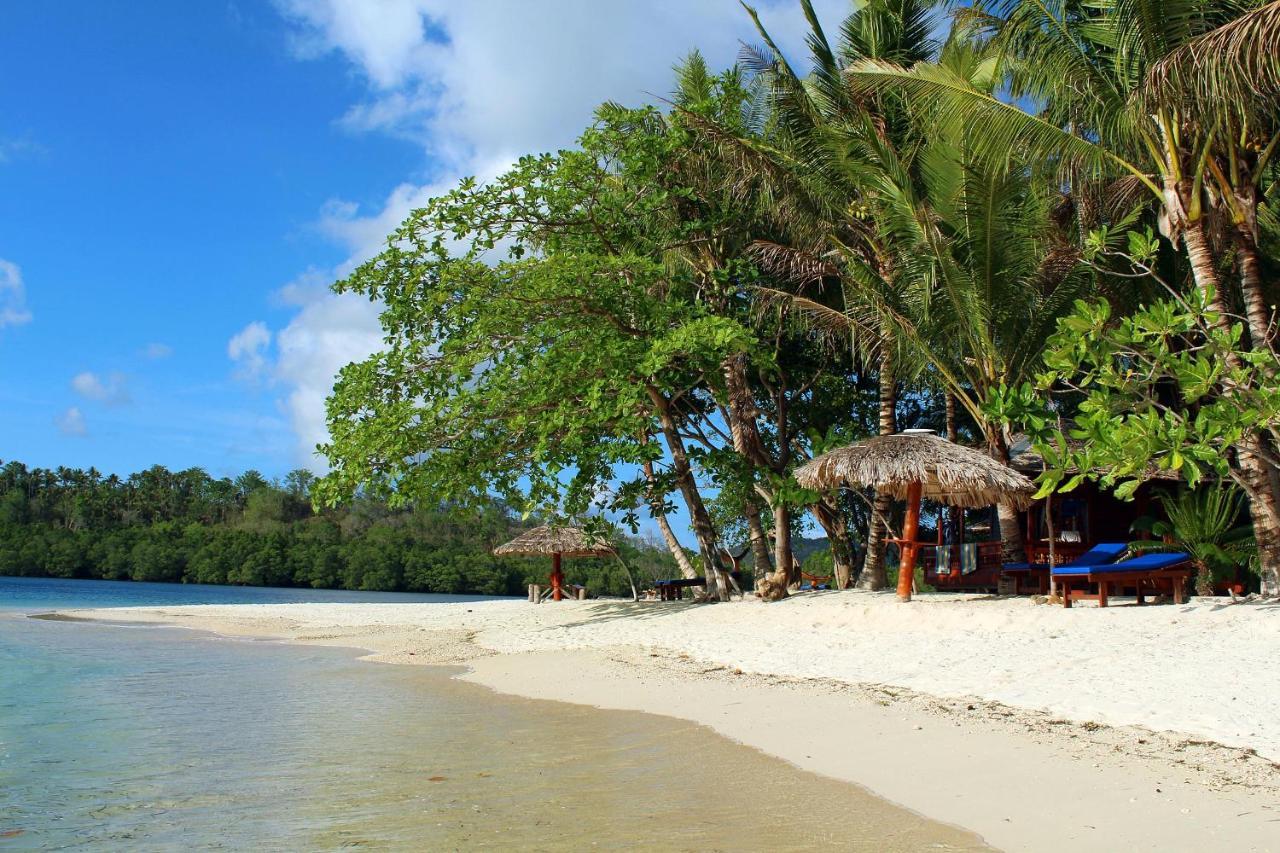Blue Bay Divers Likupang Bangka Bagian luar foto
